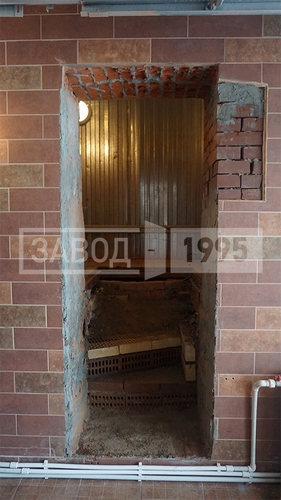 Дверной проем после демонтажа входной двери