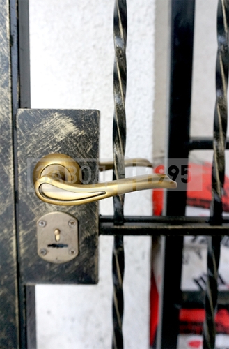Замок и ручка на двери Замок и ручка на двери