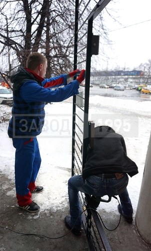 На время установки калитку перегородки снимают для удобства На время установки калитку перегородки снимают для удобства