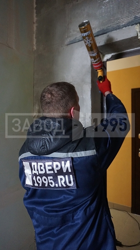 Заполнение технологических зазоров монтажной пеной Заполнение технологических зазоров монтажной пеной