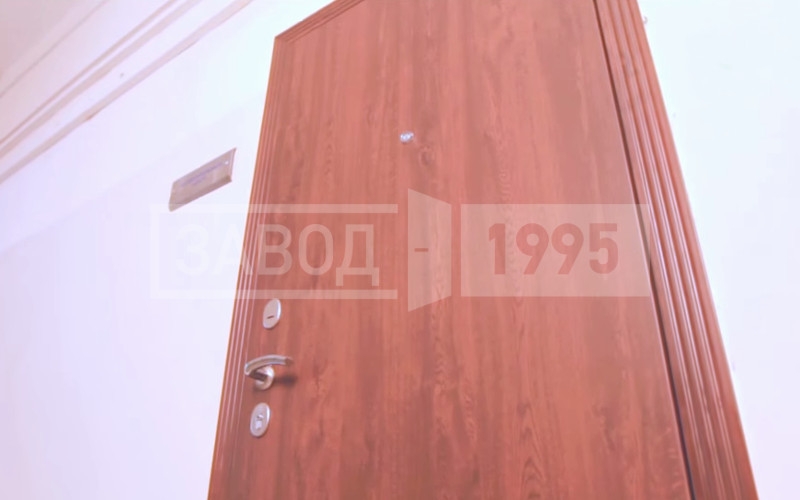 Входная дверь с ламинатом