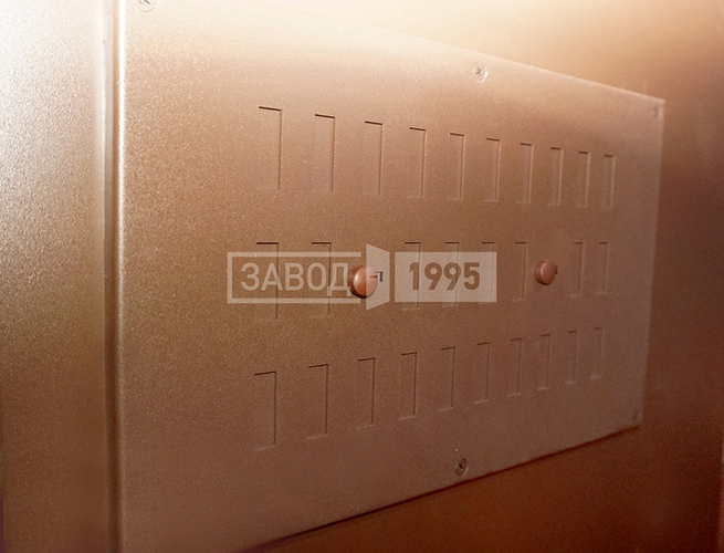 Вентиляционная решетка на металлической двери