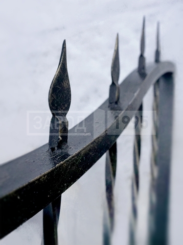 Наверху конструкции кованые заостренные прутки Наверху конструкции кованые заостренные прутки