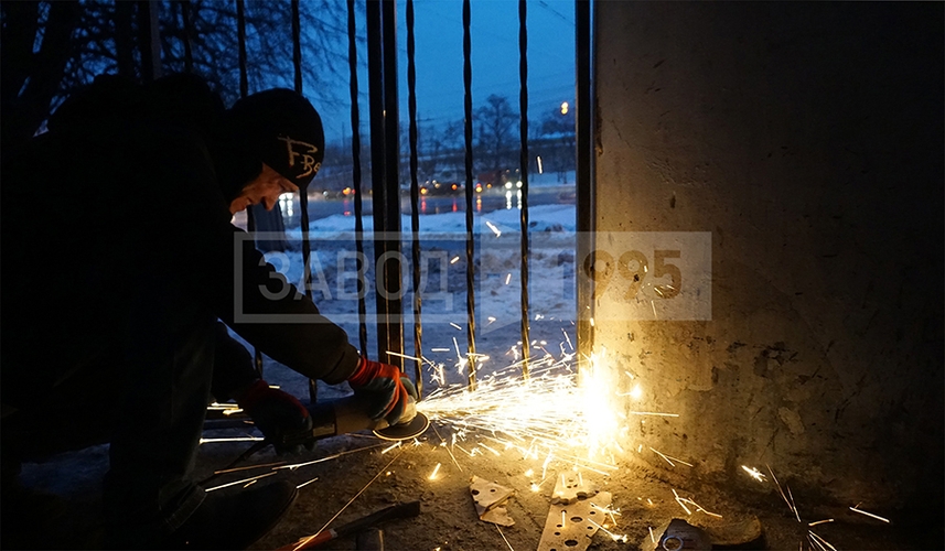 Обрезка лишних деталей и стальных заусенцев Обрезка лишних деталей и стальных заусенцев