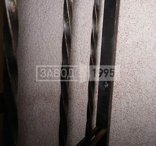 Конструкция состоит из кованых прутков Конструкция состоит из кованых прутков