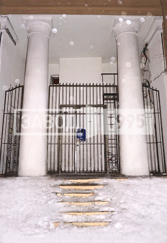 Установленная решетчатая дверь