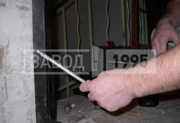 Крепление короба на стальные штыри