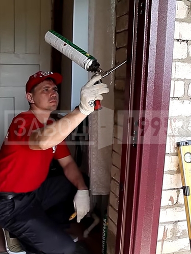 Запенивание монтажных швов