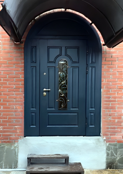 Арочная дверь со стеклом и решеткой