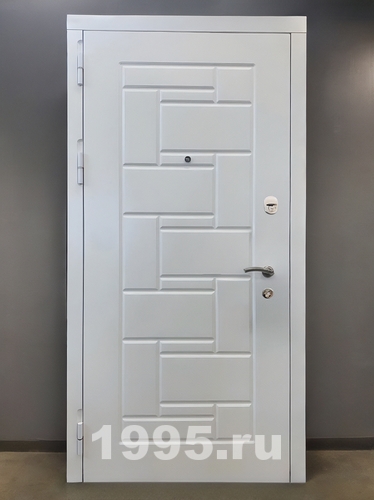 Белая дверь с фрезерной резкой