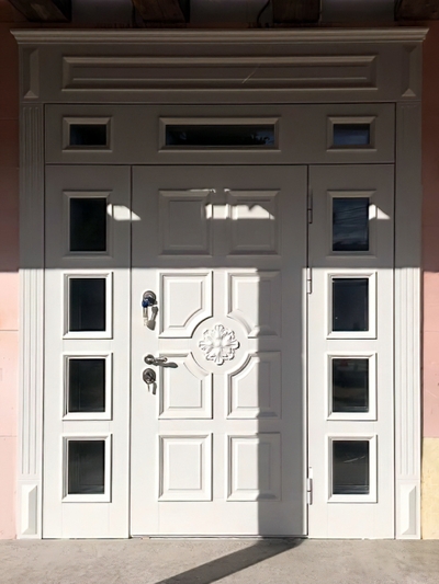 Белая парадная дверь с багетным рисунком