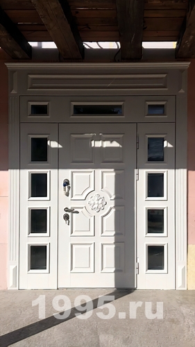 Белая парадная дверь с багетным рисунком
