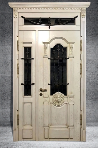 Белая парадная дверь с отделкой массивом дерева