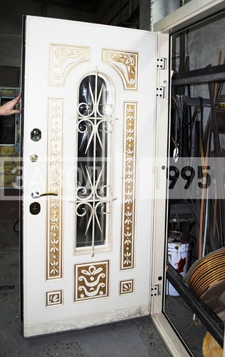 Дверь с резьбой и ковкой (внутри)