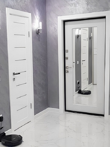 Белая входная дверь