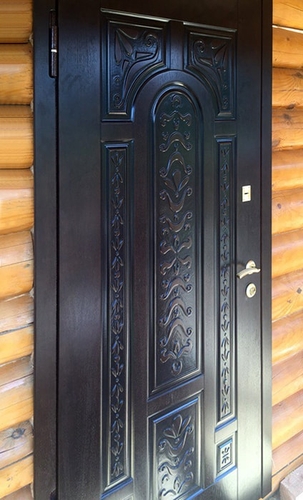 Черная дверь с резьбой