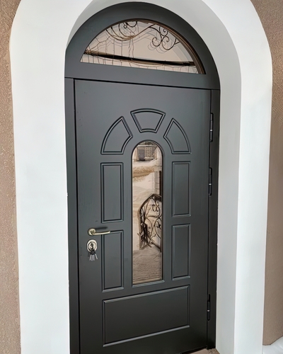 С арочной верхней вставкой с остеклением и решеткой