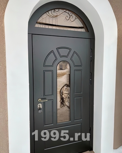 С арочной верхней вставкой с остеклением и решеткой