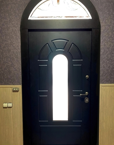 С остекленной вставкой арочной формы