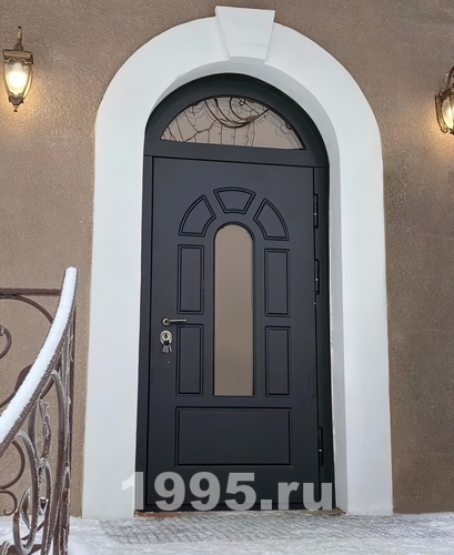 Простая арочная дверь для парадного входа