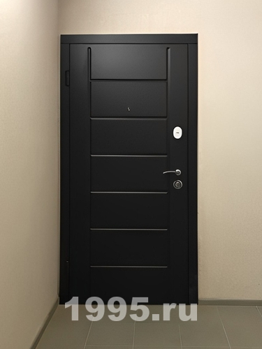 Черная входная дверь