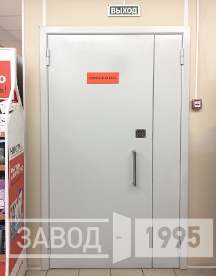 Установка двери в Московском магазине