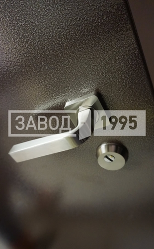 Замок и ручка на металлической двери, наружная сторона Замок и ручка на металлической двери, наружная сторона