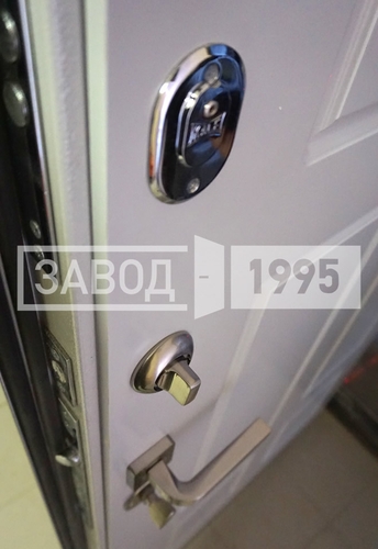 Замок и ручка на металлической двери, внутренняя сторона Замок и ручка на металлической двери, внутренняя сторона