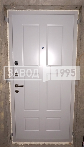 Установленная металлическая дверь, внутрення сторона с отделкой МДФ белого цвета Установленная металлическая дверь, внутрення сторона с отделкой МДФ белого цвета