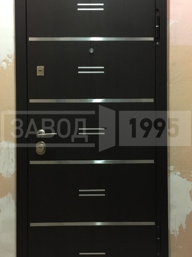 Установленная металлическая дверь Установленная металлическая дверь