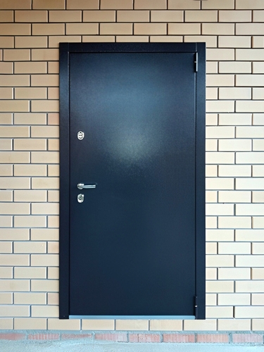 Дверь на входе в дачный дом