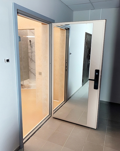 Дверь с электронным замком и зеркалом