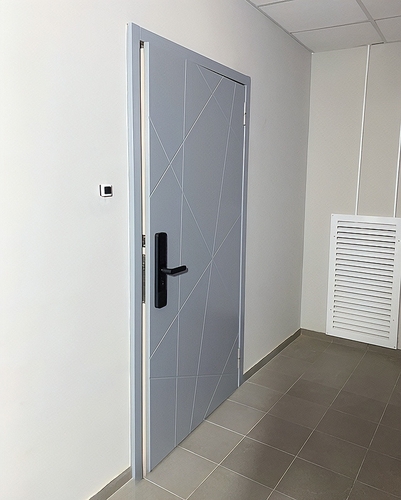 Дверь с электронным замком и зеркалом