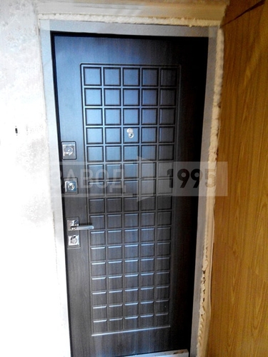 Дверь с фрезеровкой в квартире