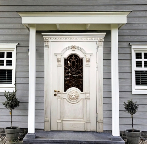 Дверь с массивом, ковкой и стеклом, резьбой, карнизом