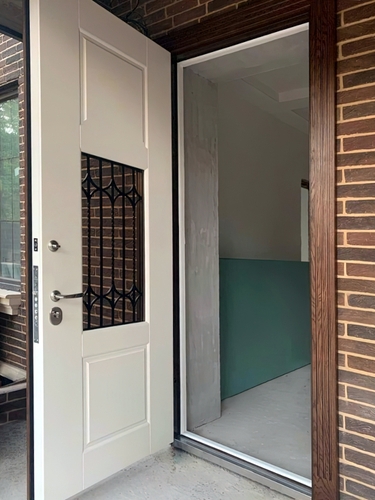 Дверь с массивом, остеклением и отбойником