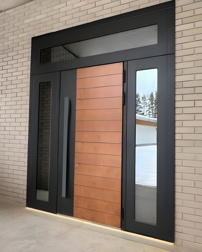 Дверь с окнами в загородном доме