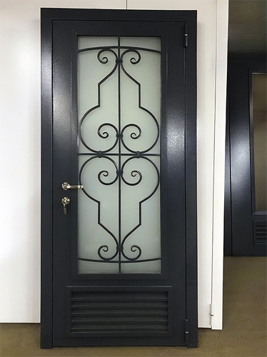 Дверь с остеклением и вентиляцией Дверь с остеклением и вентиляцией