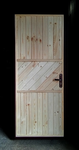 Дверь с отделкой вагонкой