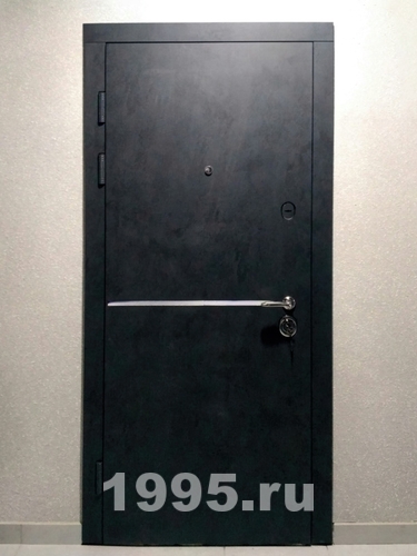 Дверь с панелью под камень