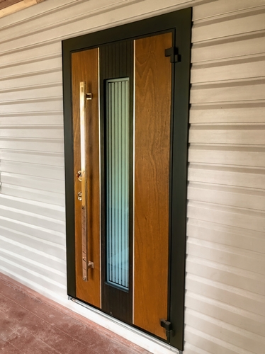 Дверь со стеклом и ручкой-скобой