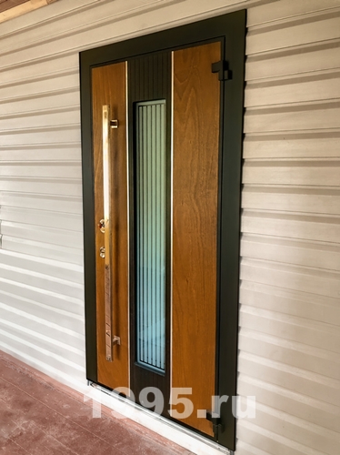 Дверь со стеклом и ручкой-скобой