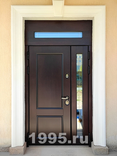 Дверь со стеклом во фрамуге