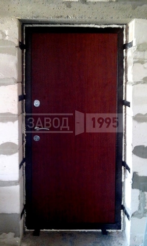 Входная дверь с темным ламинатом