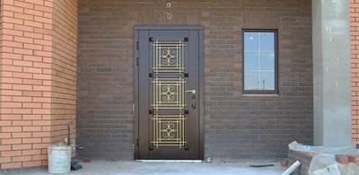 Дверь в частный дом