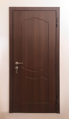 Дверь в квартиру, вид спереди