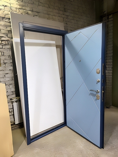 Изготовленная дверь с МДФ