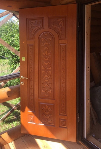 Коричневая дверь с фрезеровкой