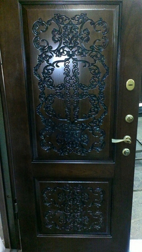 Коричневая дверь с узорами