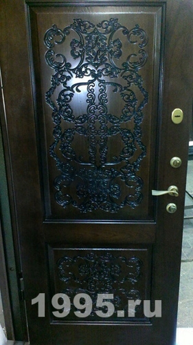 Коричневая дверь с узорами